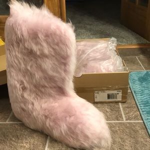Ugg Fluff Momma made in New Zealand new in box!!!